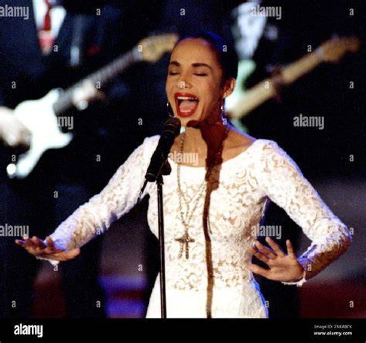 SADE (HELEN FOLASADE ADU) The Ultimate Collection reviews