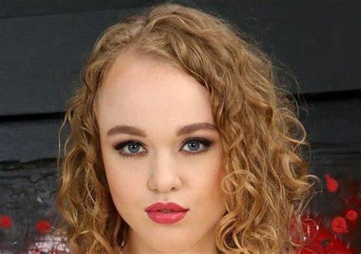 Sarah Calanthe Bio, Net Worth, Wiki, Videos, Photos, Age, Boyfriend