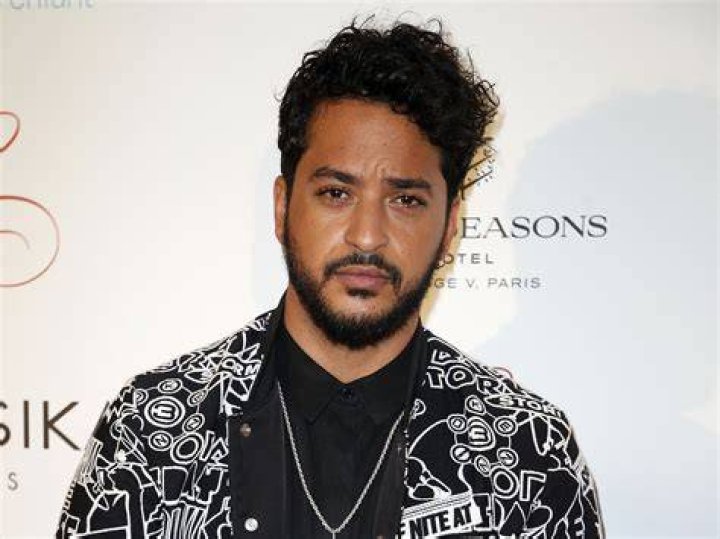 Slimane chante un extrait de son nouveau morceau, &laquo;Viens on s&rsquo;aime