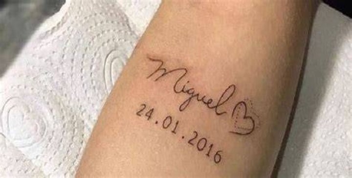 Tatuajes con fechas de nacimiento en 4 diferentes formatos