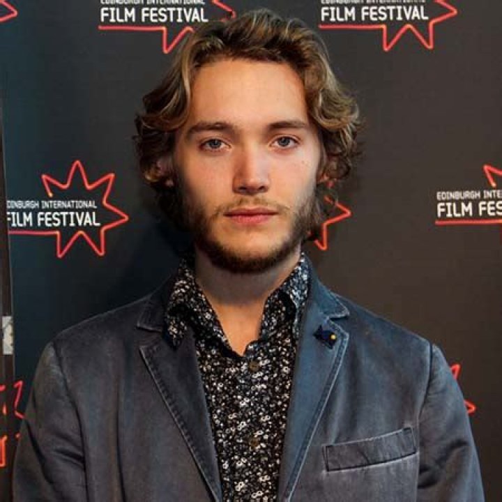 Toby Regbo Height, Weight, Age, Girlfriend, Family, Facts, Biography