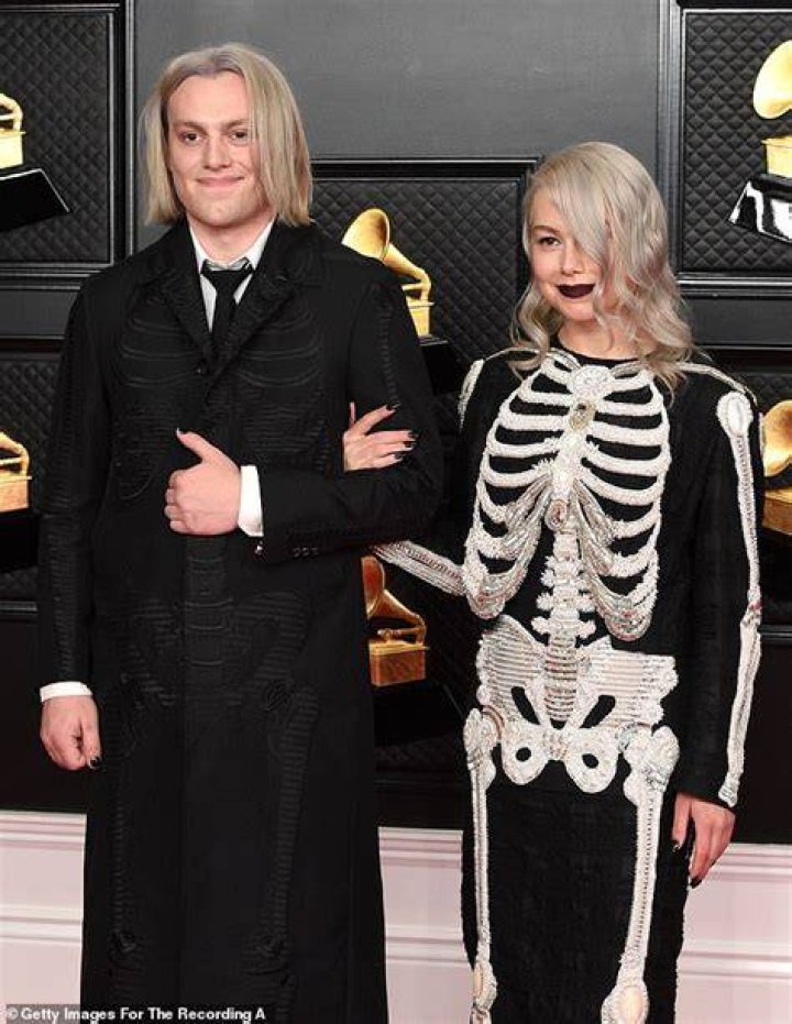Unveiling Phoebe Bridgers' Brother: A Sibling's Journey Revealed