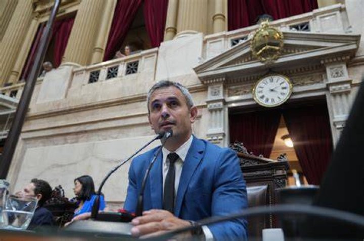 VER Presidente de la C&aacute;mara Paul Ryan Monta a Caballo Mientras Recorre