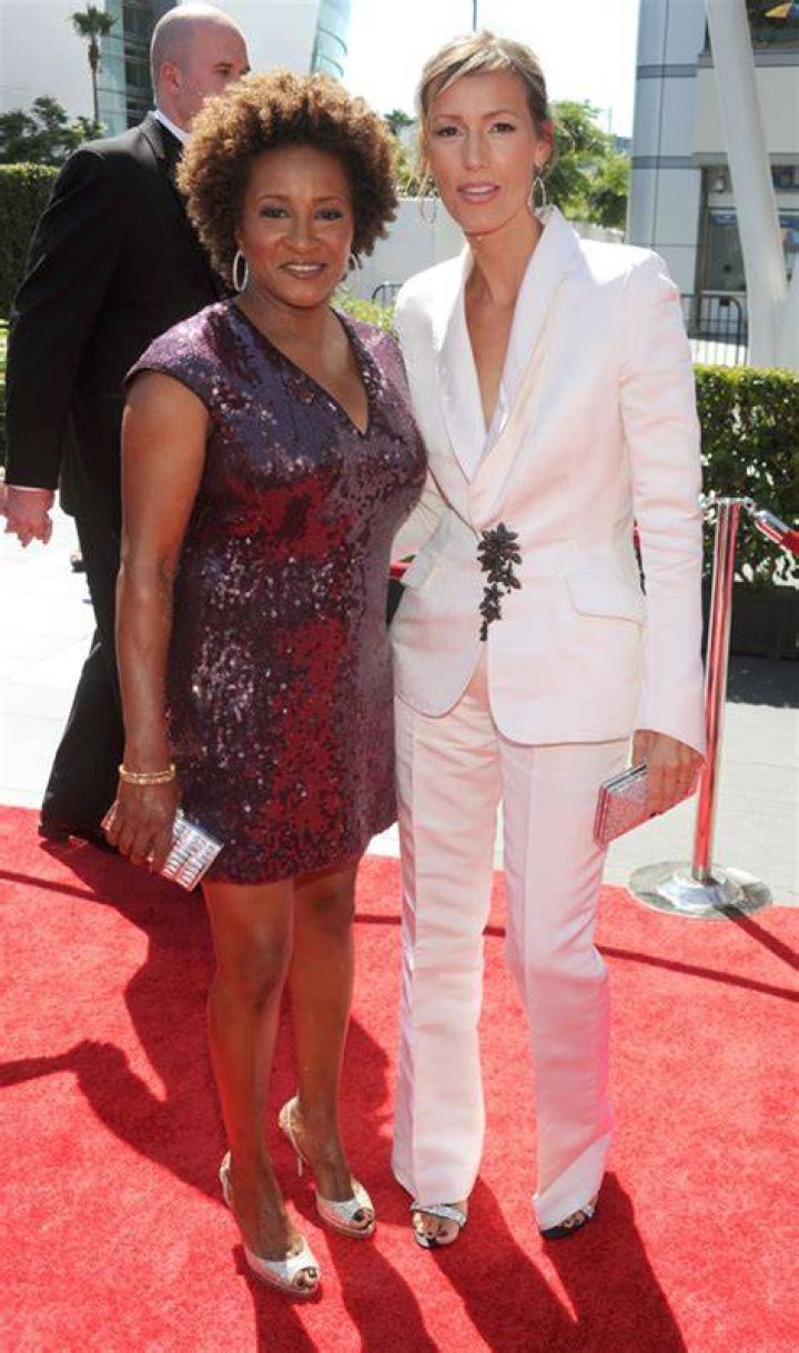 Wanda Sykes and her wife Alex arrive at the 62nd Primetime Emmy Awards