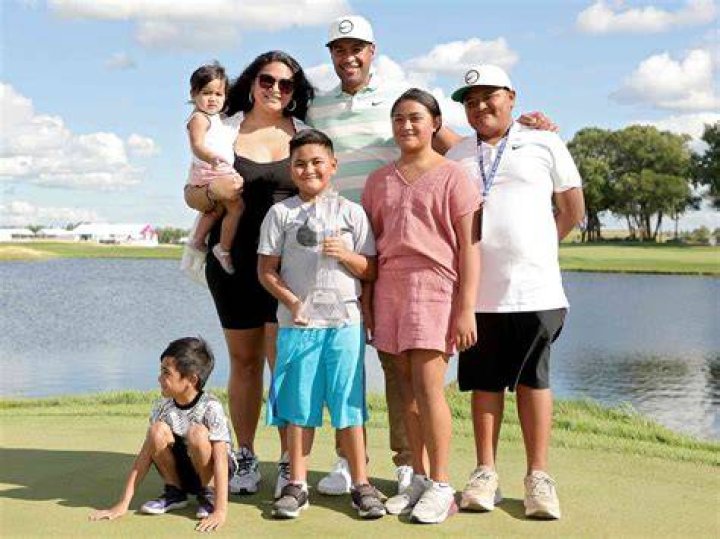 Who Is Gipper Finau? How Many Brothers Does Tony Finau Have? His Family Details ·