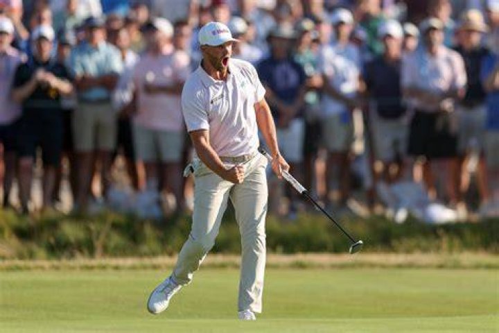 Wyndham Clark leads, helps Oregon Ducks take team lead, after first day
