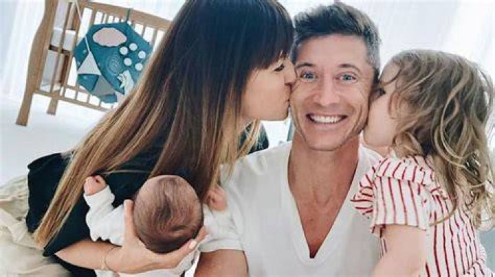 &Uuml;bergl&uuml;cklich Kicker Robert Lewandowski zeigt seine Familie
