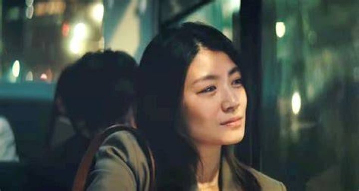 【瀧内公美】AmazonのCMでバスに乗るOL役女優は誰？大河『光る君へ』出演で注目バイプレーヤー｜アマゾン